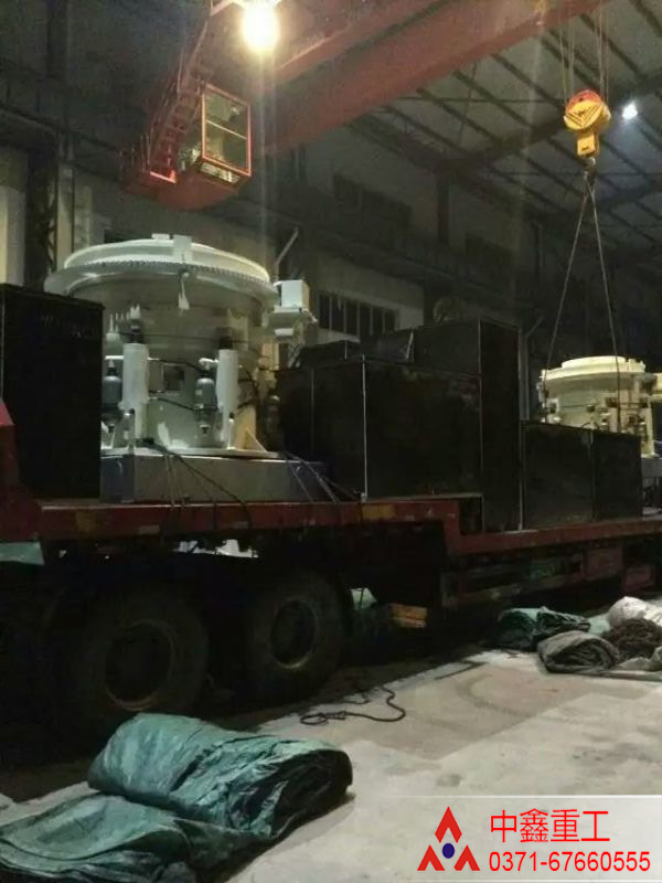 中鑫四台HP300圆锥破碎机连夜发往现场(pic2)