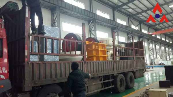 中鑫圆锥破碎机连夜发往陕西-焦作中鑫重工机械有限公司
