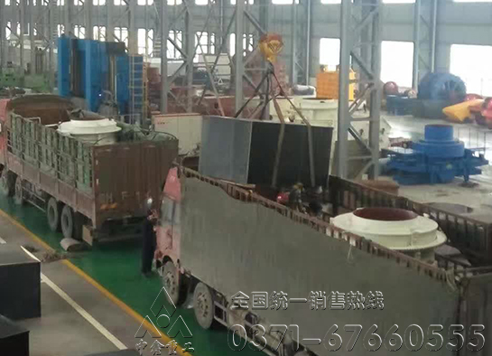 两台HP300液压圆锥破碎机发货现场