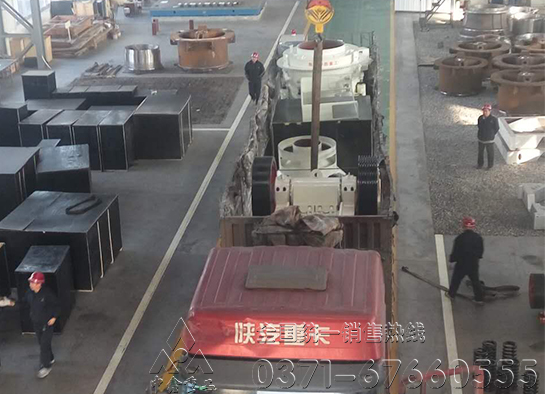 两台HP300液压圆锥破碎机发货现场(pic2)